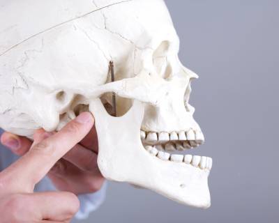 Terapéutica intracapsular con lavado del espacio superior en los problemas internos de la articulación temporomandibular